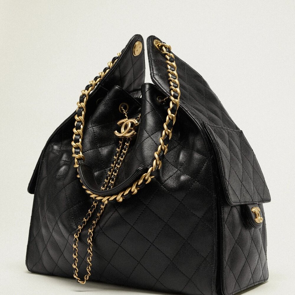 CHANEL 25 Medium Handbag in Black with Grained Calfskin & Gold-Tone Metal - Picture 2 of 4